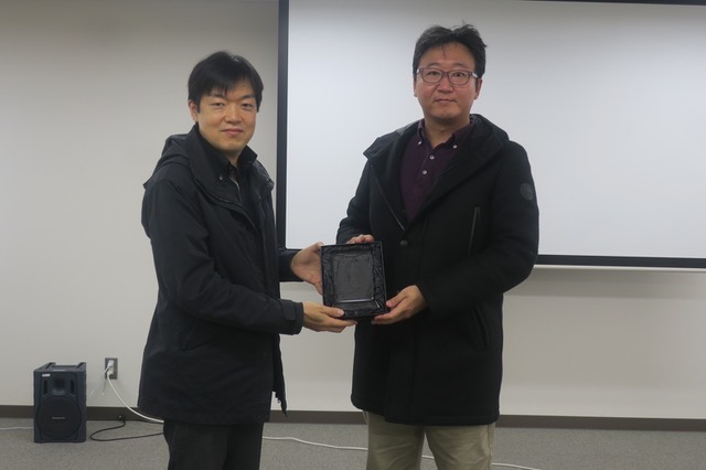 2022.11.17 江浦重義先生の学位取得を記念し小川大学院教授より記念碑の授与が行われました。
