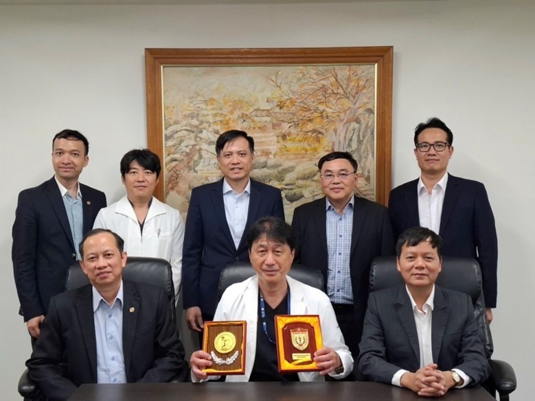 Vietnam National Burn Hospitalの先生方が付属病院病院長を表敬訪問いたしました